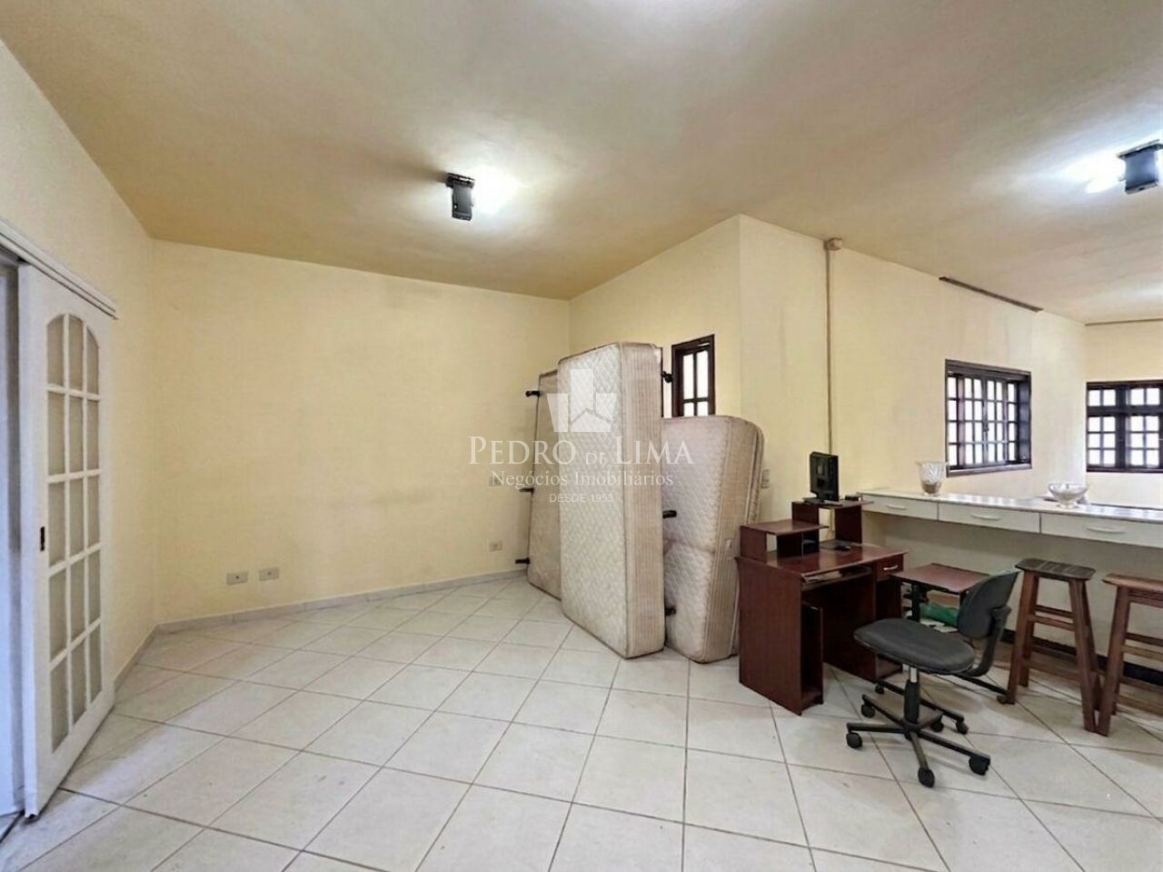 Casa Térrea 2 dormitórios, corredor lateral, quintal e 2 vagas na Penha