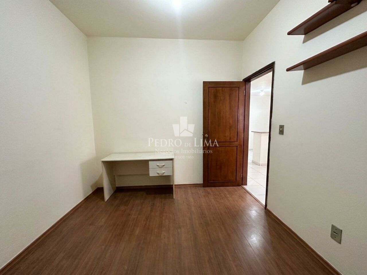Casa Térrea 2 dormitórios, corredor lateral, quintal e 2 vagas na Penha