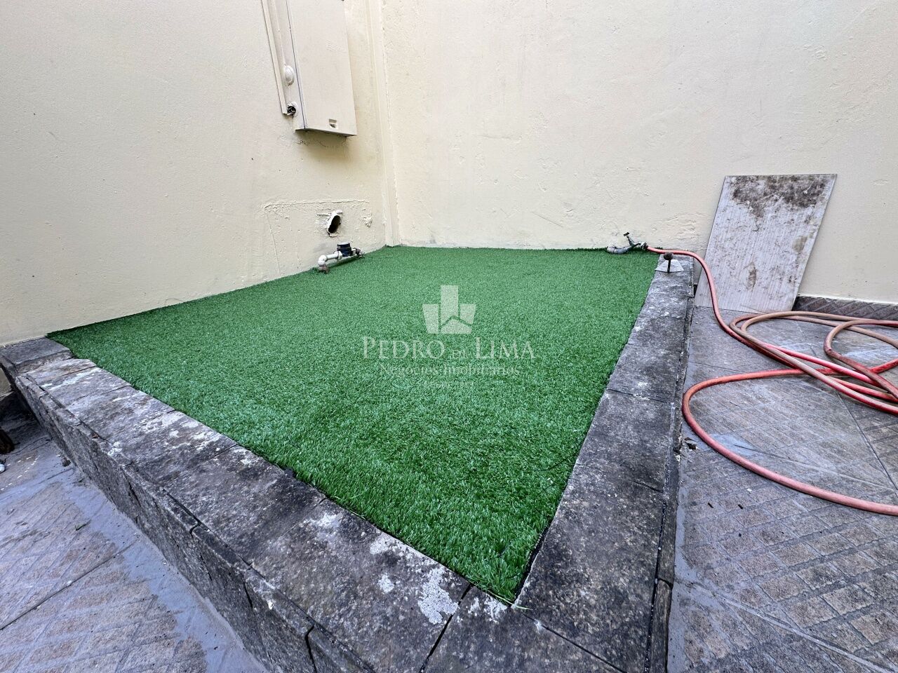 Casa Térrea 2 dormitórios, corredor lateral, quintal e 2 vagas na Penha