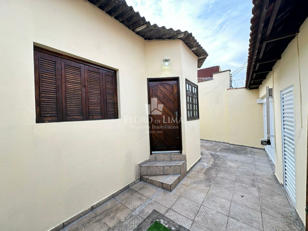 Casa Térrea 2 dormitórios, corredor lateral, quintal e 2 vagas na Penha