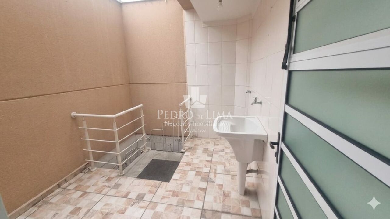Sobrado em condomínio fechado com 3 dormitórios sendo 1 suíte e 2 vagas na Penha.