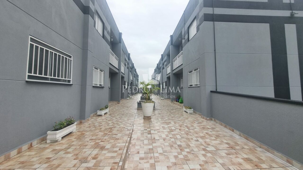 Sobrado em condomínio fechado com 3 dormitórios sendo 1 suíte e 2 vagas na Penha.