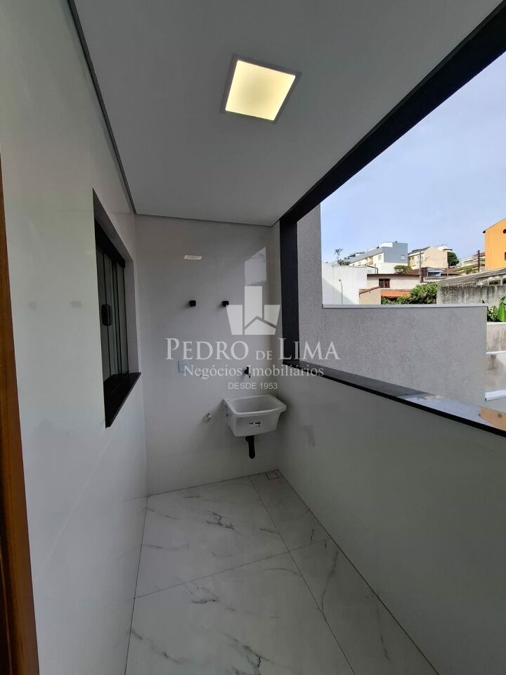 Sobrado com 3 suítes sendo uma com sacada na Penha