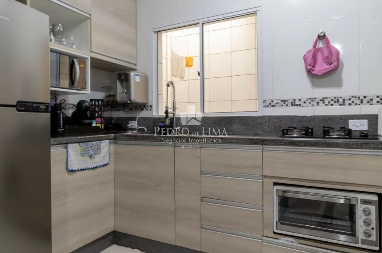 Sobrado em Condomínio, 900 metros do metrô, 2 quartos sendo 2 suítes e 1 vaga - Bairro Vila Ré