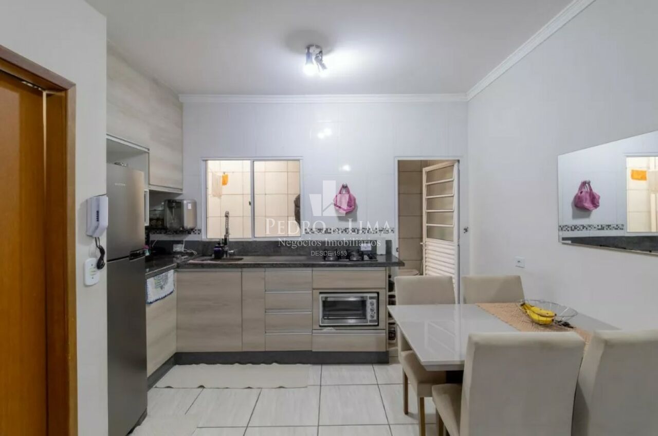 Sobrado em Condomínio, 900 metros do metrô, 2 quartos sendo 2 suítes e 1 vaga - Bairro Vila Ré