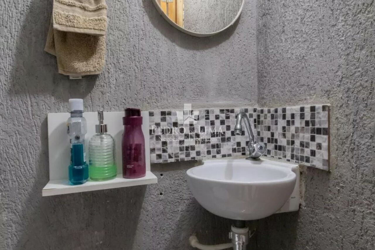 Sobrado em Condomínio, 900 metros do metrô, 2 quartos sendo 2 suítes e 1 vaga - Bairro Vila Ré