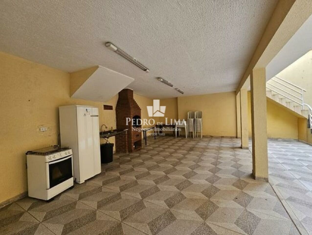 Sobrado em condomínio, 2 dormitórios sendo 2 suítes, 2 vagas privativas e 105 m²  na Vila Ré
