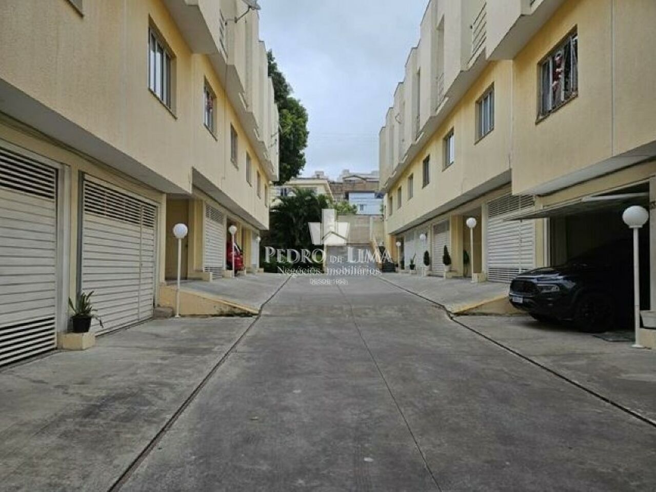 Sobrado em condomínio, 2 dormitórios sendo 2 suítes, 2 vagas privativas e 105 m²  na Vila Ré
