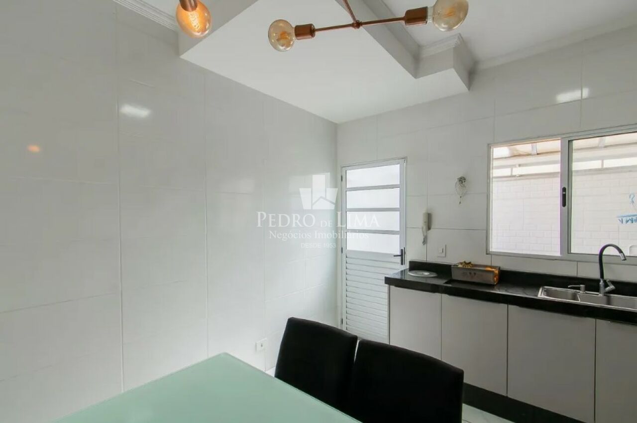 Sobrado em condomínio, 2 dormitórios sendo 2 suítes, 2 vagas privativas e 105 m²  na Vila Ré