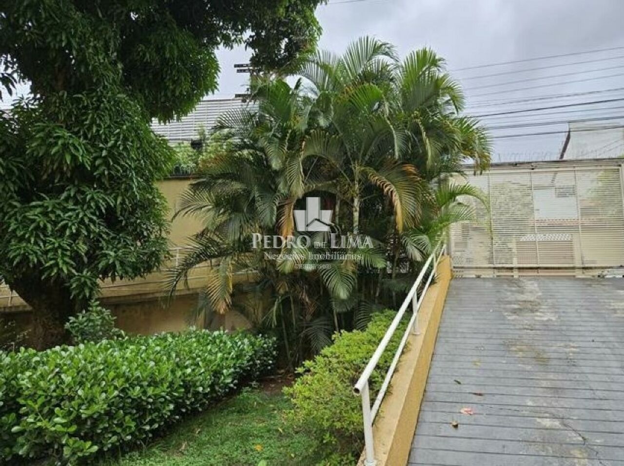Sobrado em condomínio, 2 dormitórios sendo 2 suítes, 2 vagas privativas e 105 m²  na Vila Ré