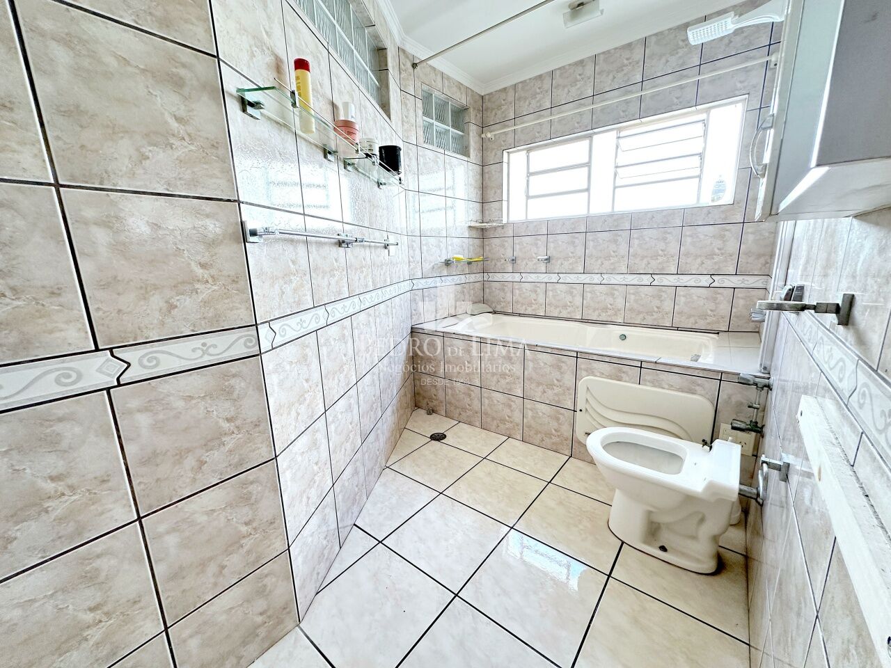 Casa Térrea, 3 dormitórios sendo 3 suítes, quintal e 1 vaga de garagem no Ermelino Matarazzo