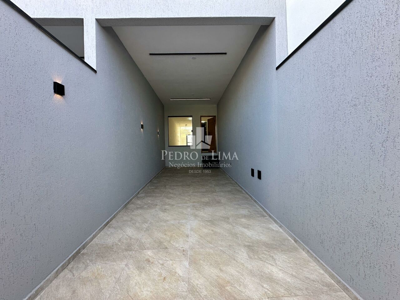 Sobrado frontal, 3 dormitórios sendo 1 suíte, piscina, 2 vagas e 130 m² na Ponte Rasa