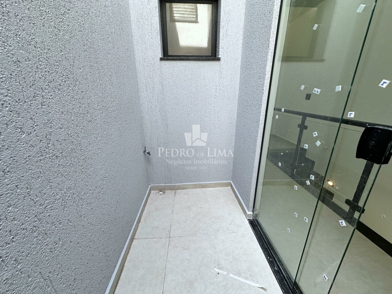 Sobrado frontal, 3 dormitórios sendo 1 suíte, piscina, 2 vagas e 130 m² na Ponte Rasa