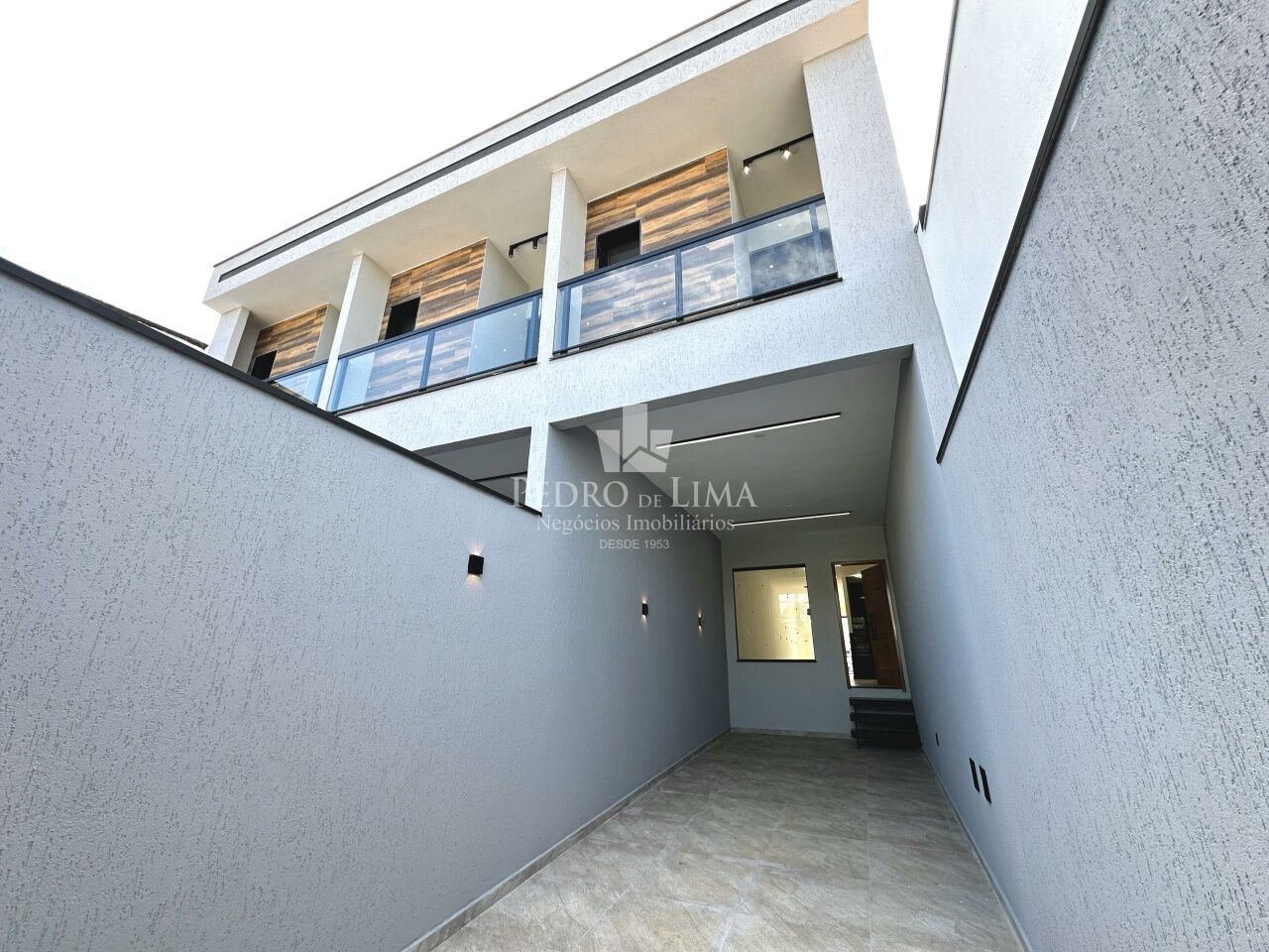 Sobrado frontal, 3 dormitórios sendo 1 suíte, piscina, 2 vagas e 130 m² na Ponte Rasa