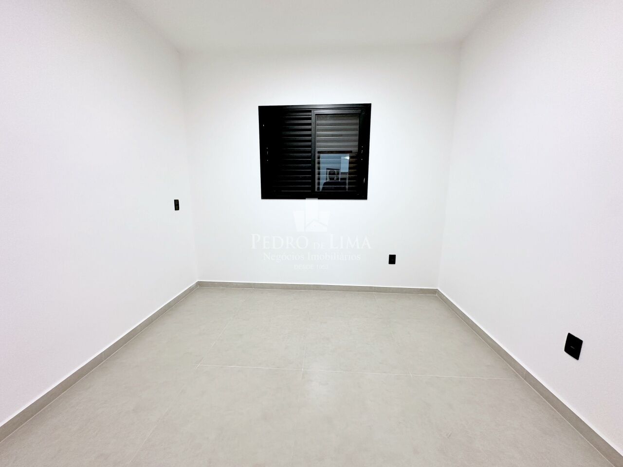 Sobrado frontal, 3 dormitórios sendo 1 suíte, piscina, 2 vagas e 130 m² na Ponte Rasa