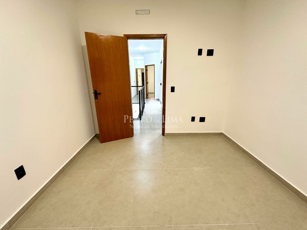 Sobrado frontal, 3 dormitórios sendo 1 suíte, piscina, 2 vagas e 130 m² na Ponte Rasa