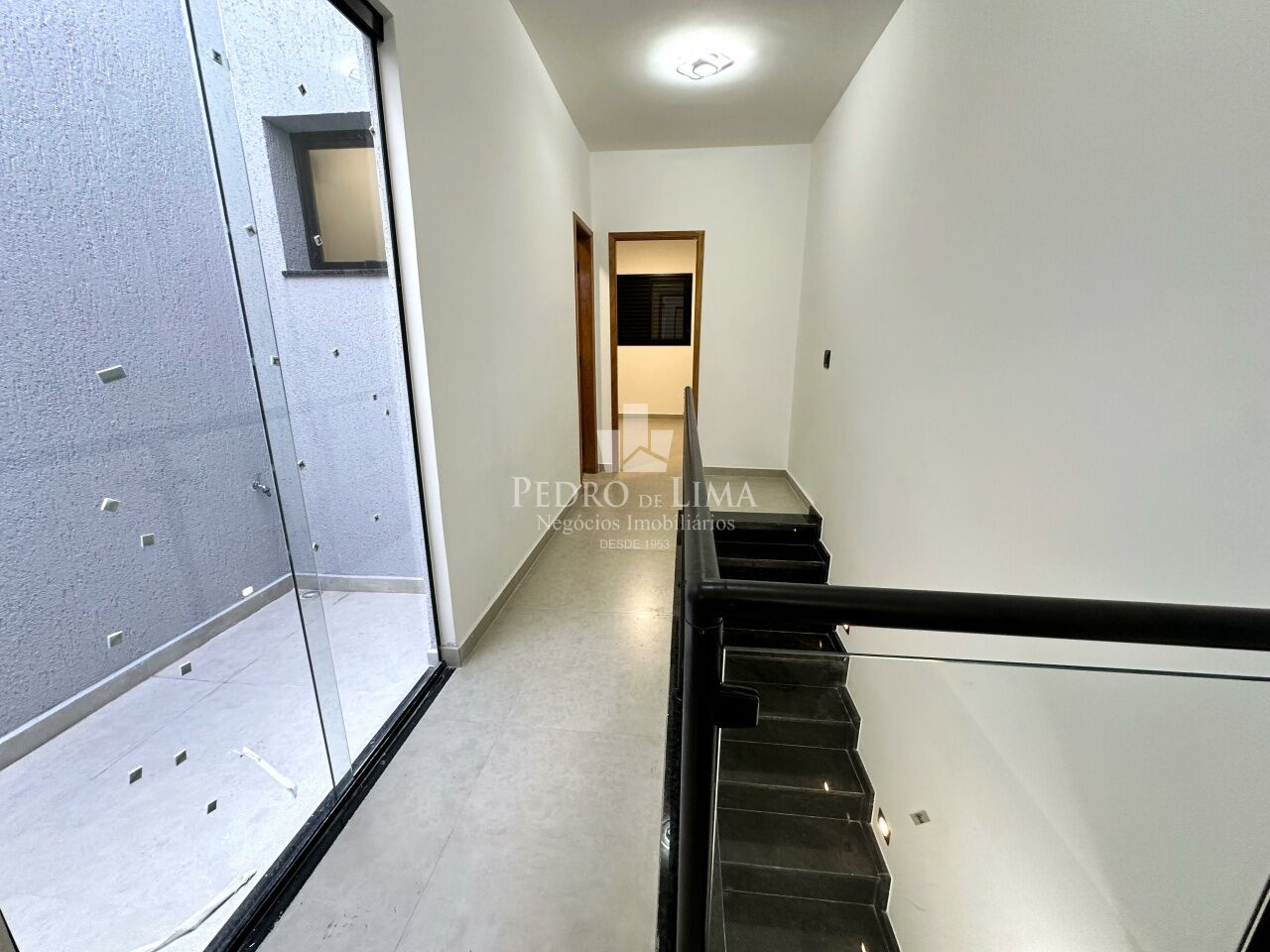 Sobrado frontal, 3 dormitórios sendo 1 suíte, piscina, 2 vagas e 130 m² na Ponte Rasa