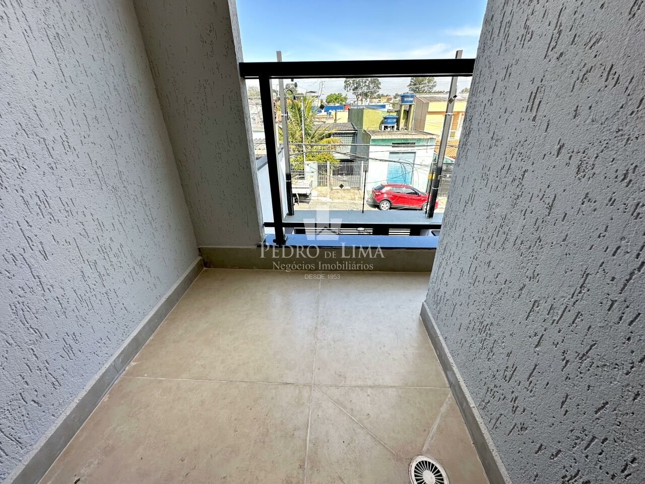 Sobrado frontal, 3 dormitórios sendo 1 suíte, piscina, 2 vagas e 130 m² na Ponte Rasa