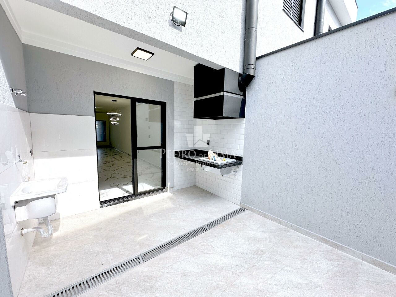 Sobrado frontal, 3 dormitórios sendo 1 suíte, piscina, 2 vagas e 130 m² na Ponte Rasa