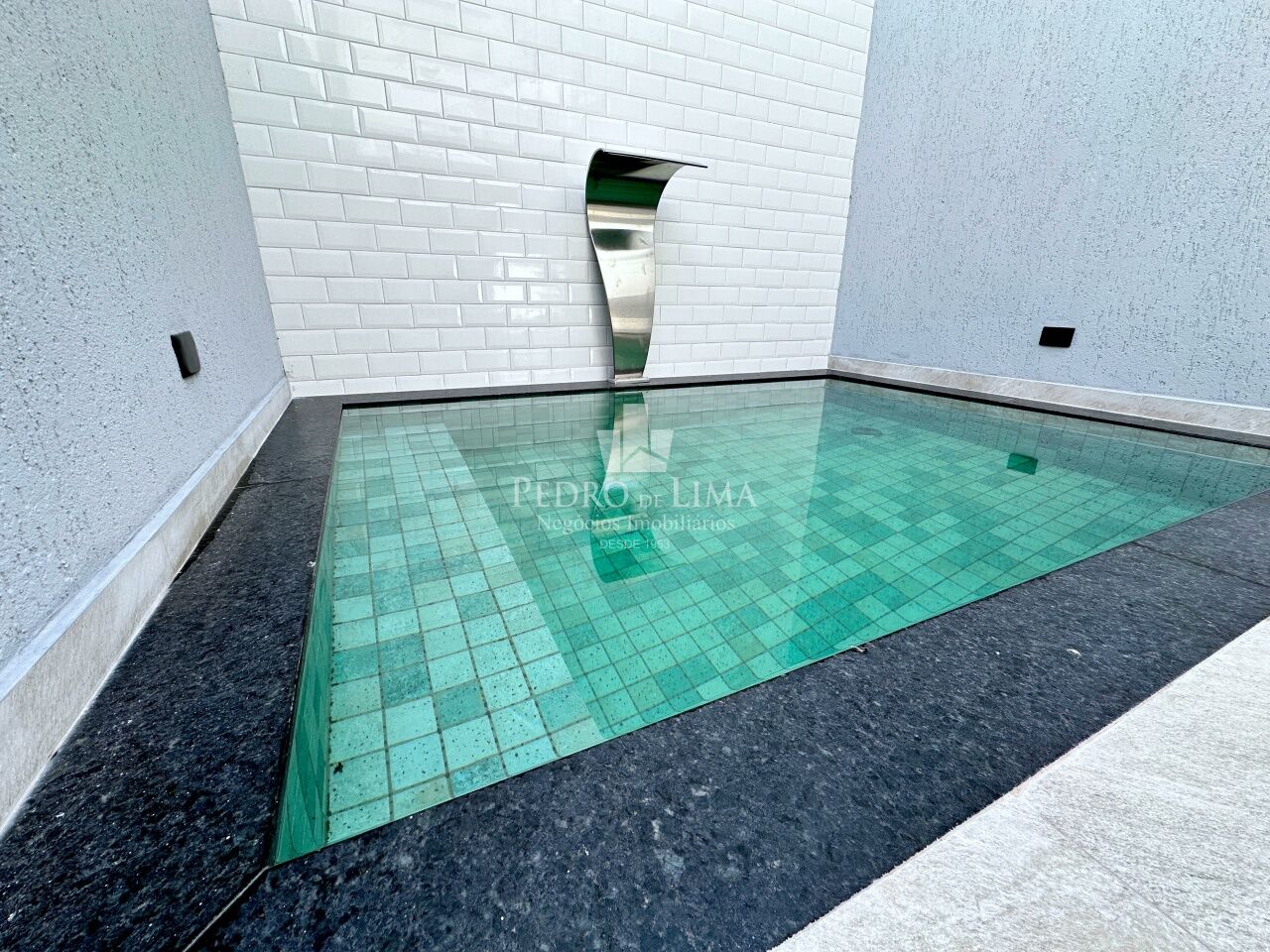 Sobrado frontal, 3 dormitórios sendo 1 suíte, piscina, 2 vagas e 130 m² na Ponte Rasa