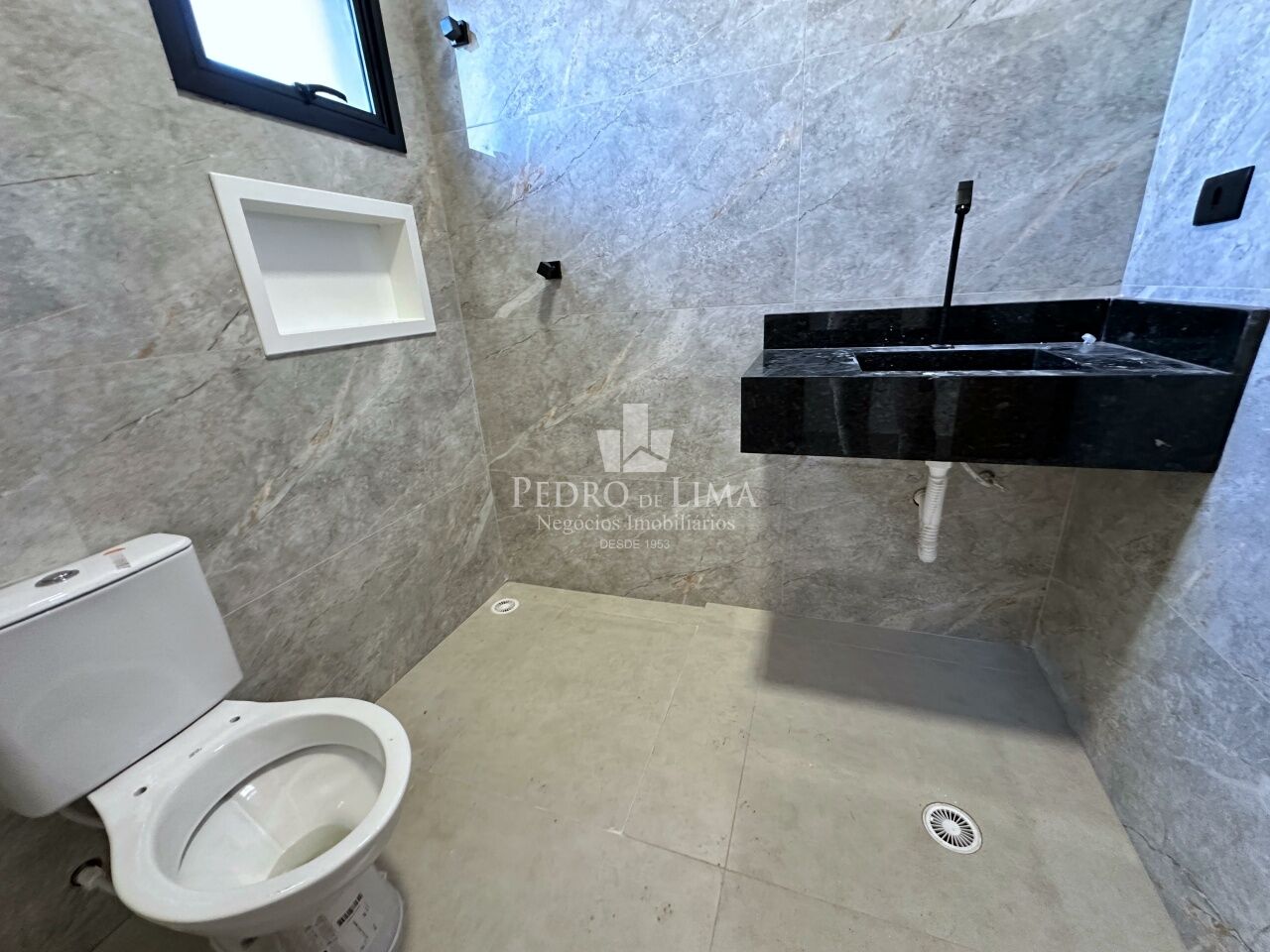 Sobrado frontal, 3 dormitórios sendo 1 suíte, piscina, 2 vagas e 130 m² na Ponte Rasa