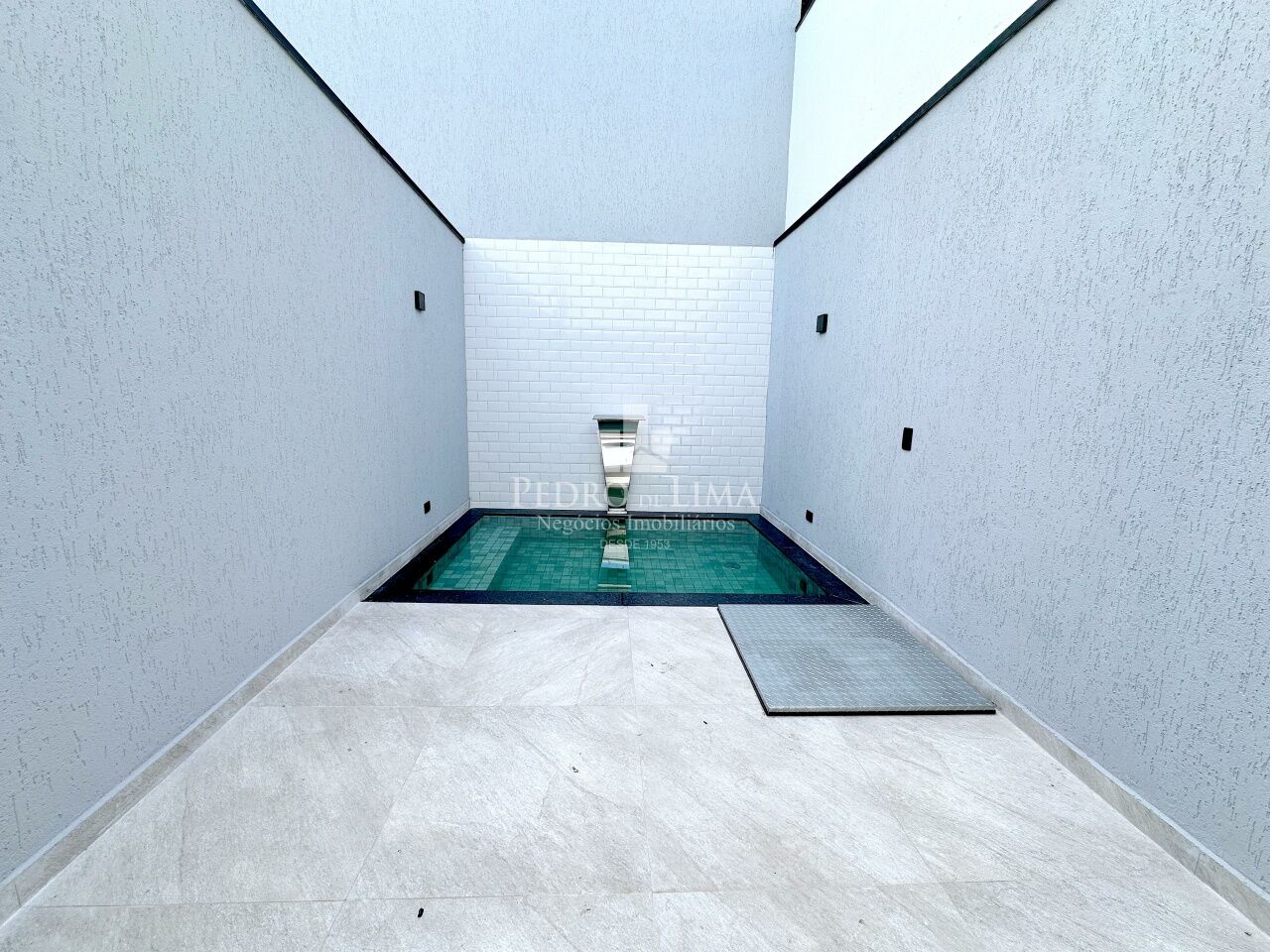 Sobrado frontal, 3 dormitórios sendo 1 suíte, piscina, 2 vagas e 130 m² na Ponte Rasa