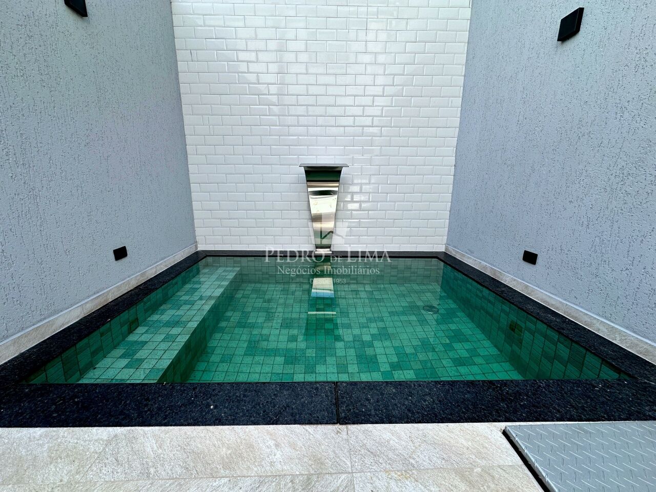 Sobrado frontal, 3 dormitórios sendo 1 suíte, piscina, 2 vagas e 130 m² na Ponte Rasa