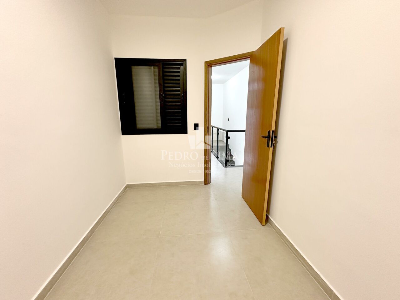 Sobrado frontal, 3 dormitórios sendo 1 suíte, piscina, 2 vagas e 130 m² na Ponte Rasa