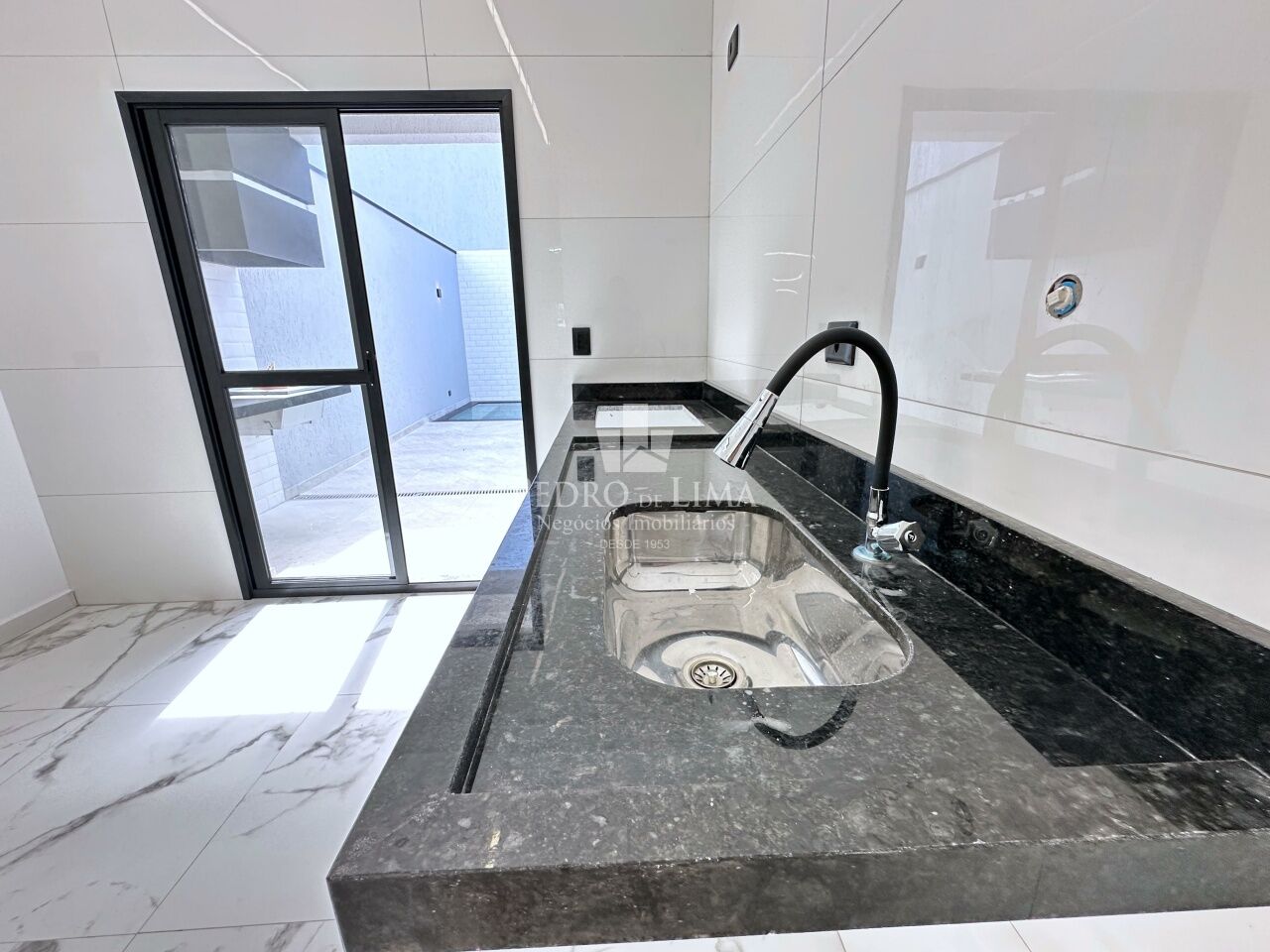 Sobrado frontal, 3 dormitórios sendo 1 suíte, piscina, 2 vagas e 130 m² na Ponte Rasa