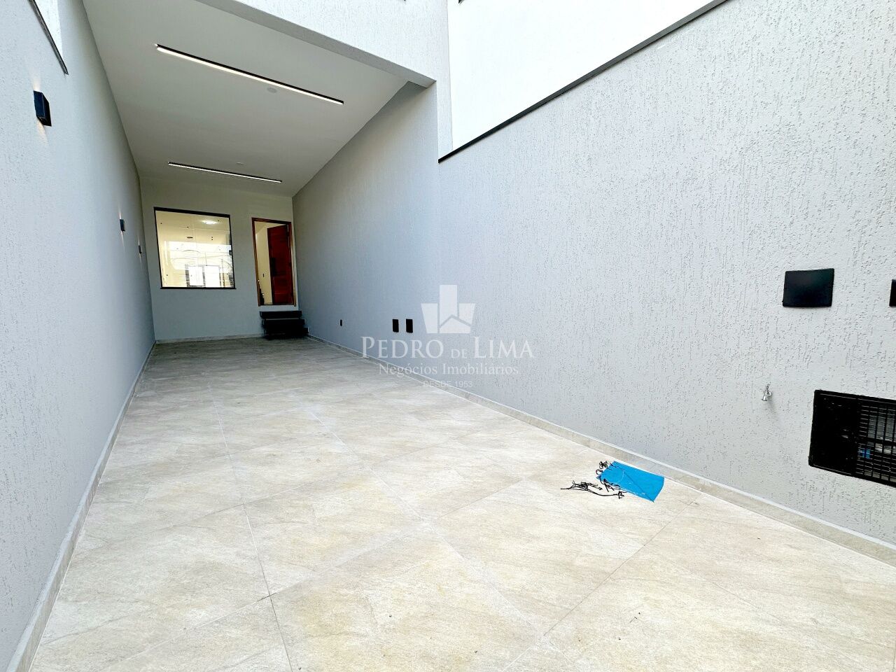 Sobrado frontal, 3 dormitórios sendo 1 suíte, piscina, 2 vagas e 130 m² na Ponte Rasa