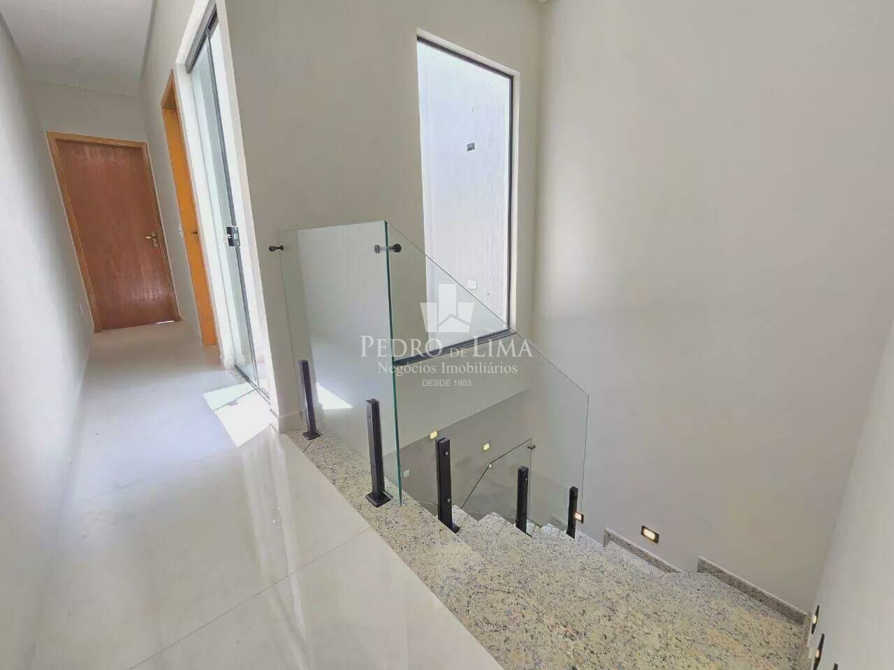 Sobrado frontal  3 dormitórios sendo 1 suíte, 2 vagas, quintal e 120 m² na Ponte Rasa  