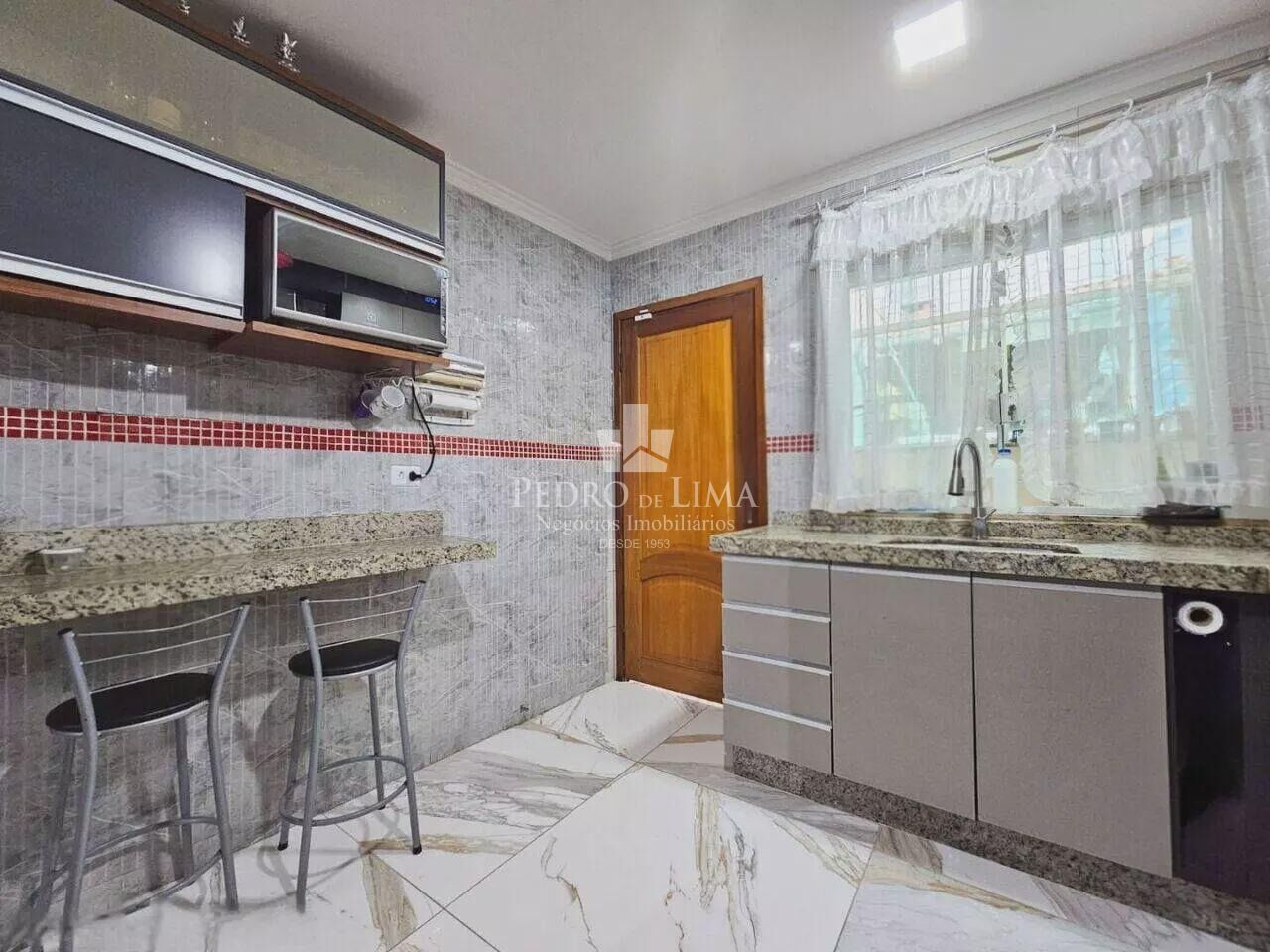 Sobrado frontal 3 dormitórios sendo 1 suíte, 2 vagas, piscina e 115 m² na Ponte Rasa