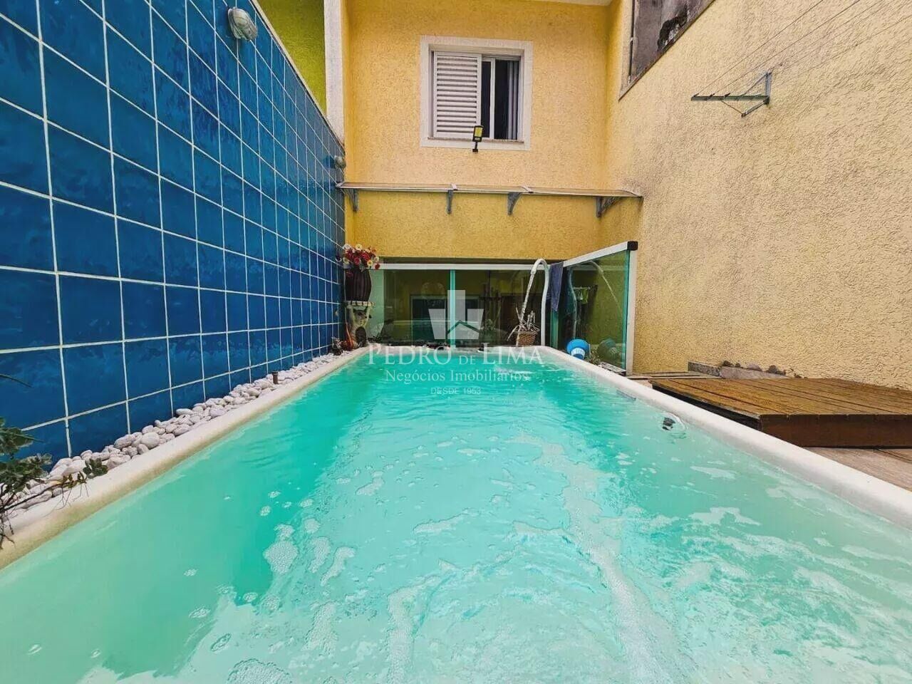 Sobrado frontal 3 dormitórios sendo 1 suíte, 2 vagas, piscina e 115 m² na Ponte Rasa