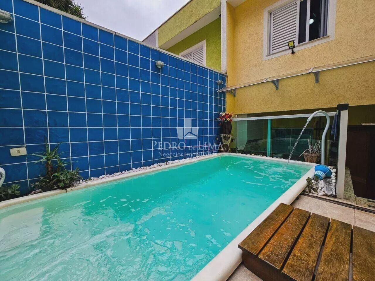 Sobrado frontal 3 dormitórios sendo 1 suíte, 2 vagas, piscina e 115 m² na Ponte Rasa
