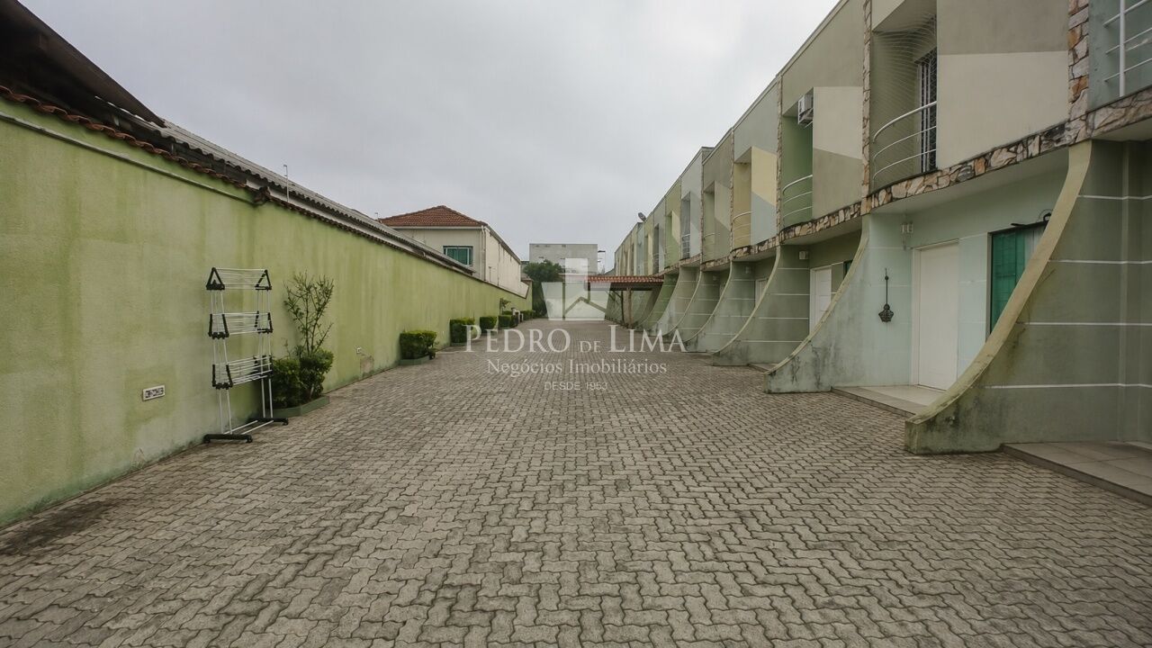 Sobrado em condomínio fechado com 60 m², 2 quartos e vaga na Vila Ré.