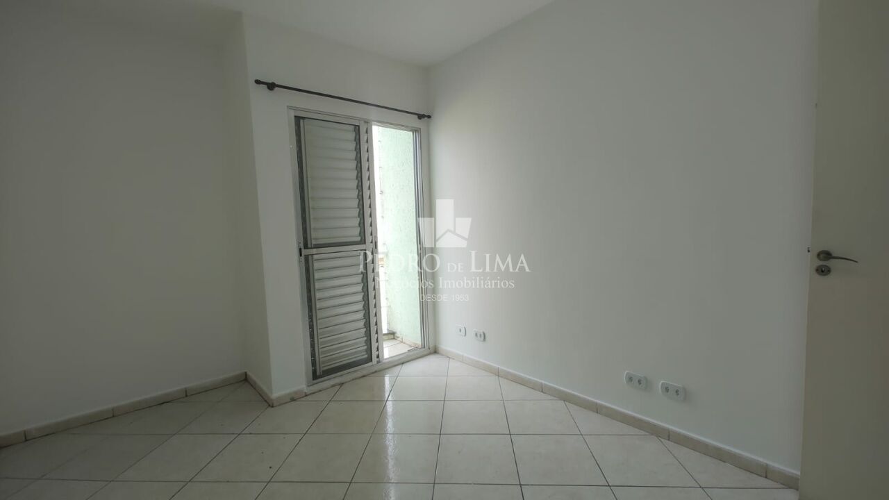 Sobrado em condomínio fechado com 60 m², 2 quartos e vaga na Vila Ré.