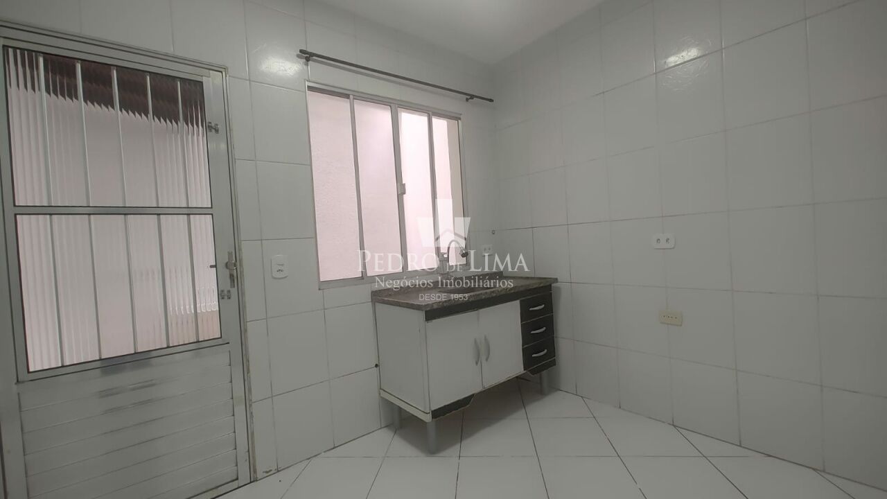 Sobrado em condomínio fechado com 60 m², 2 quartos e vaga na Vila Ré.