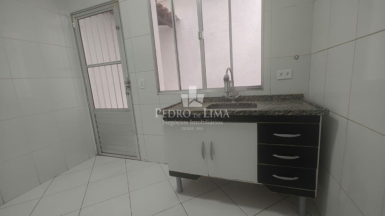 Sobrado em condomínio fechado com 60 m², 2 quartos e vaga na Vila Ré.
