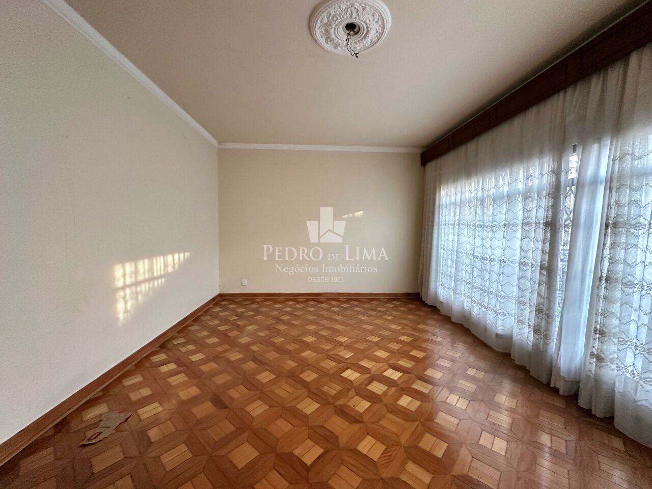 imagem do imovel Casa térrea, 3 dormitórios sendo 1 suíte, 2 vagas, quintal e 400 m² na Penha  ref: PE45278