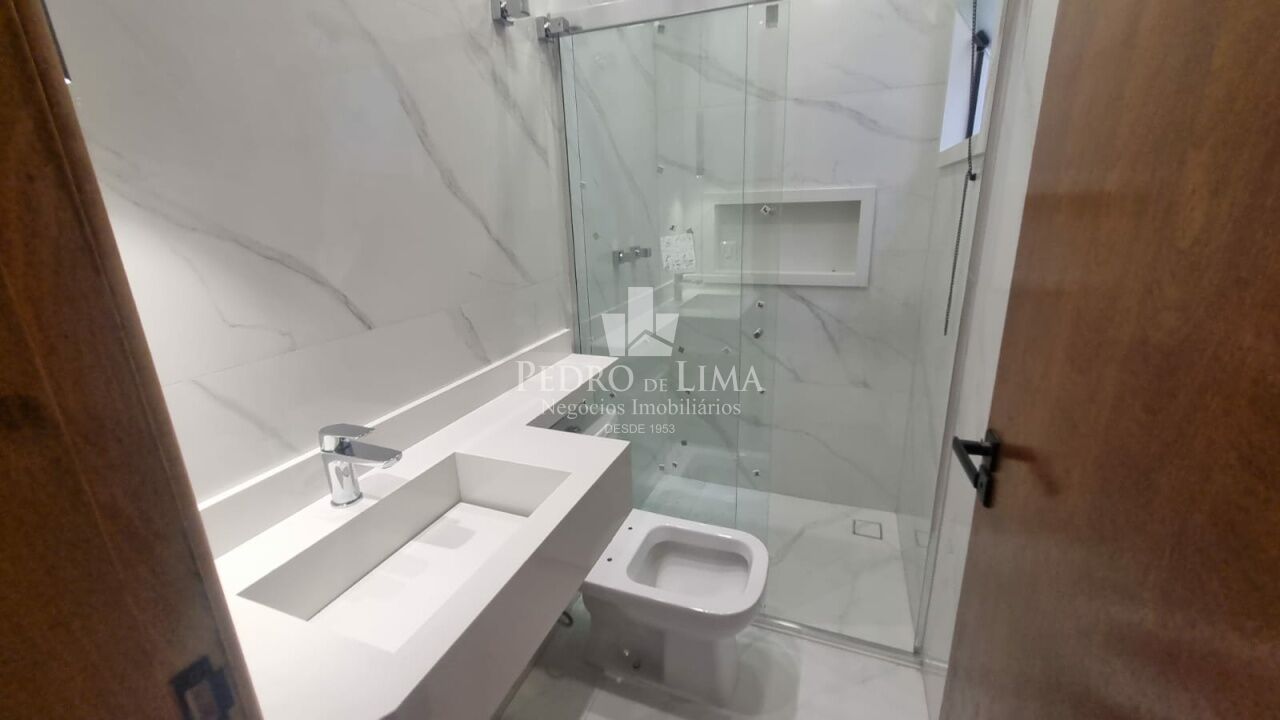 Sobrado frontal 3 dormitórios sendo 3 suítes,  área Gourmet e  2 vagas, na Vila Ré.