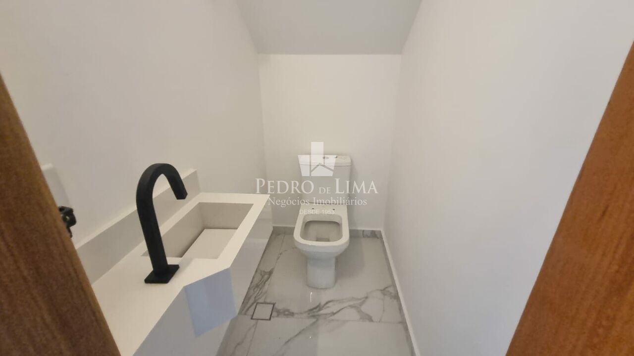 Sobrado frontal 3 dormitórios sendo 3 suítes,  área Gourmet e  2 vagas, na Vila Ré.