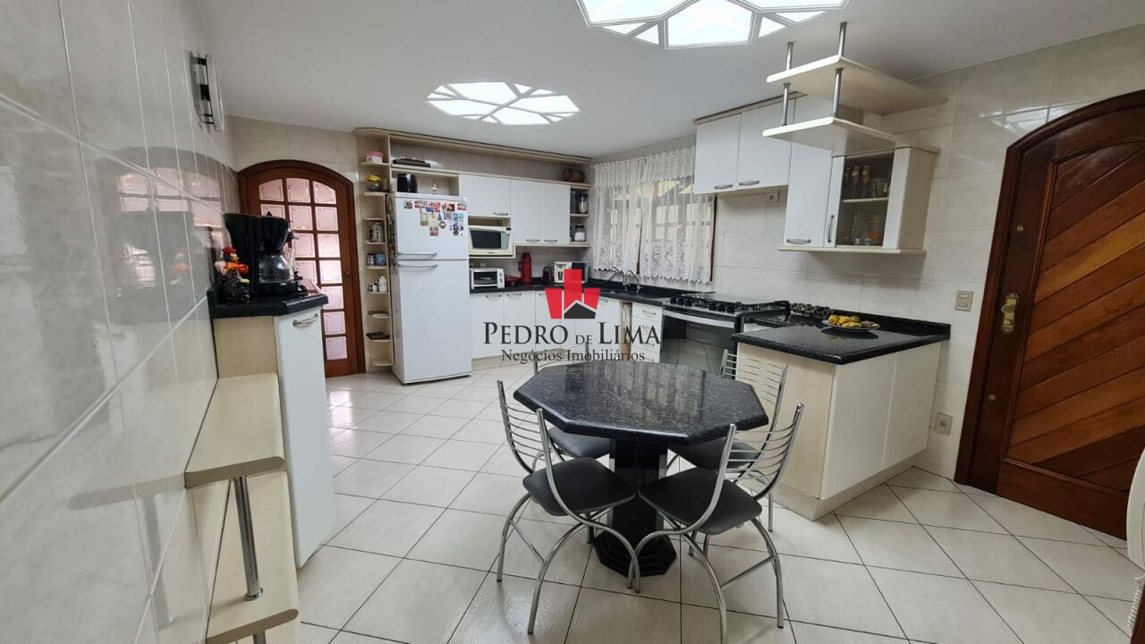 Sobrado 300 m², 3 dormitórios (1 suíte) 5 vagas de garagem