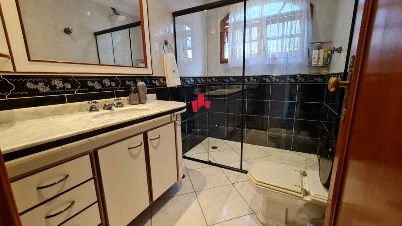 Sobrado 300 m², 3 dormitórios (1 suíte) 5 vagas de garagem