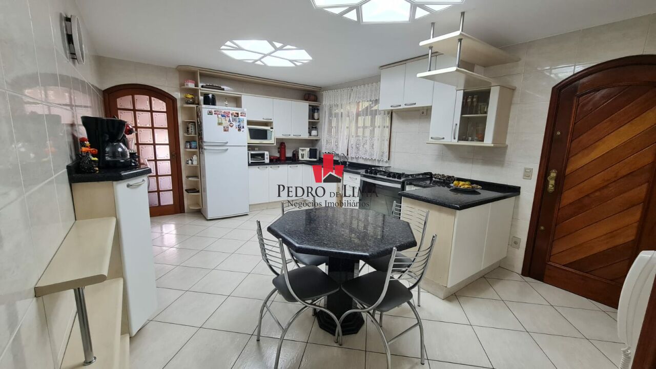 Sobrado 300 m², 3 dormitórios (1 suíte) 5 vagas de garagem