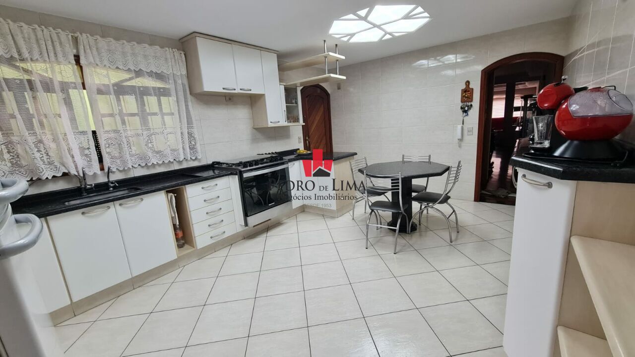 Sobrado 300 m², 3 dormitórios (1 suíte) 5 vagas de garagem
