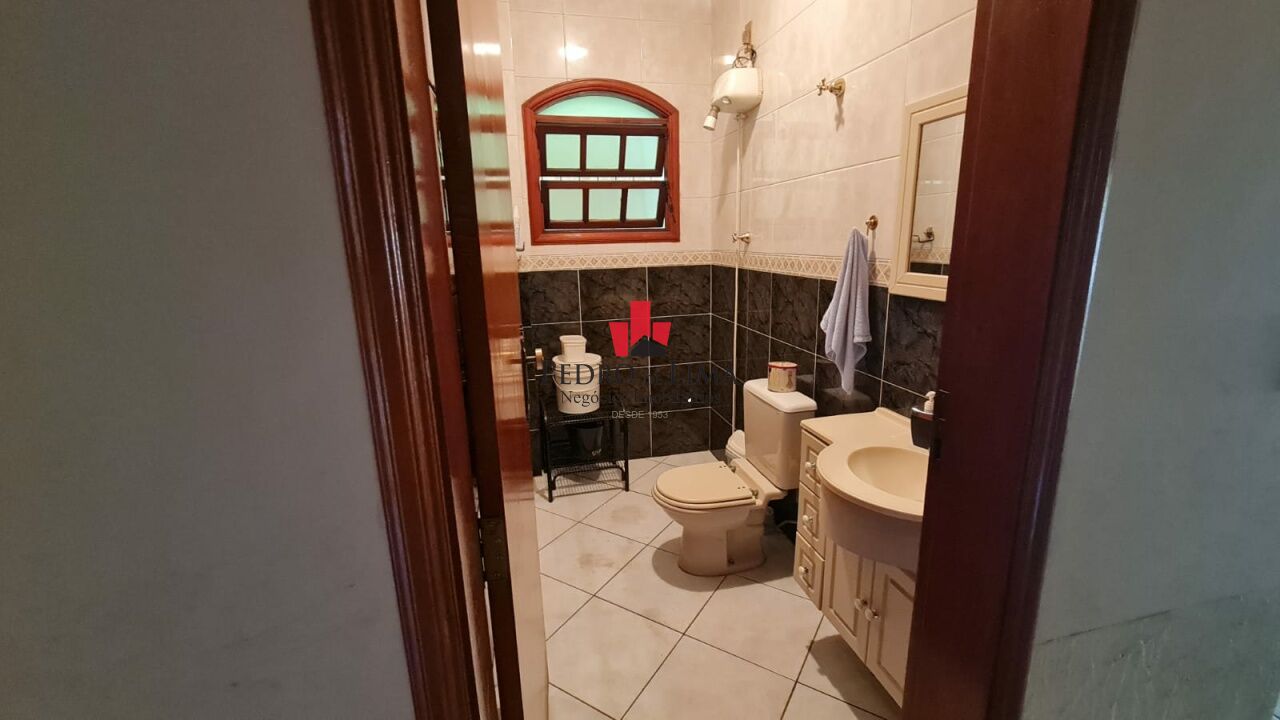 Sobrado 300 m², 3 dormitórios (1 suíte) 5 vagas de garagem