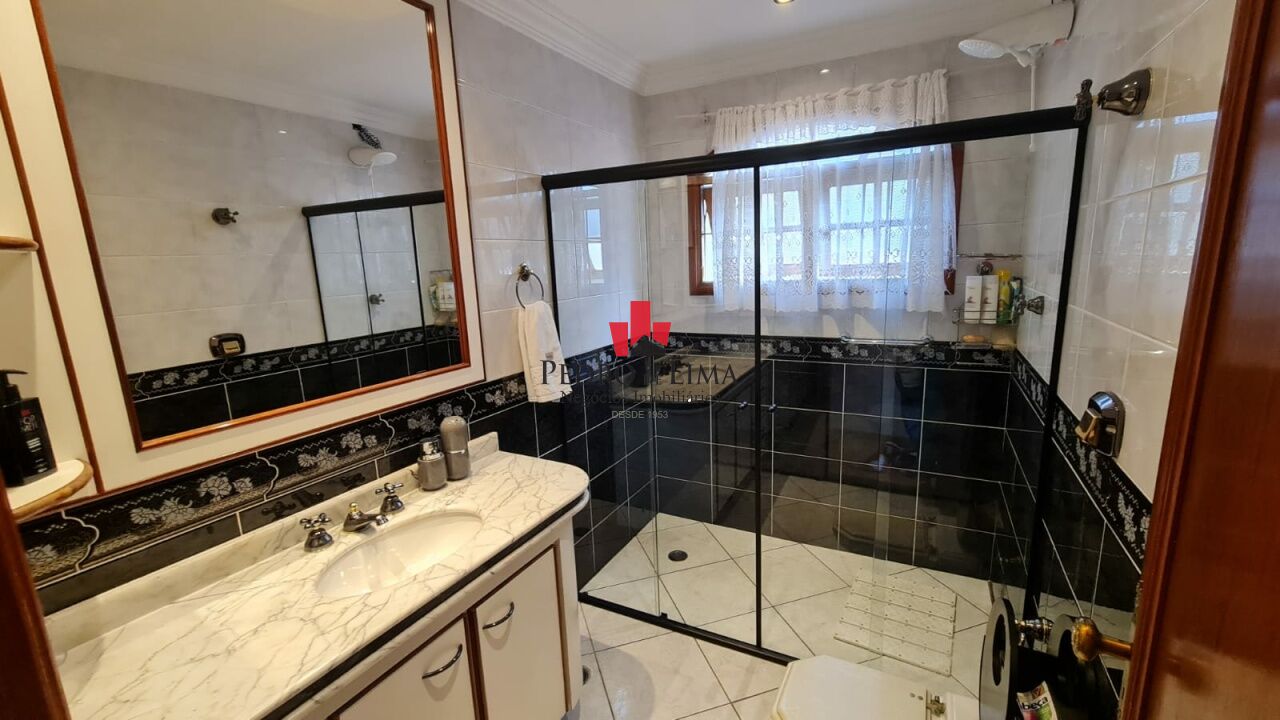 Sobrado 300 m², 3 dormitórios (1 suíte) 5 vagas de garagem