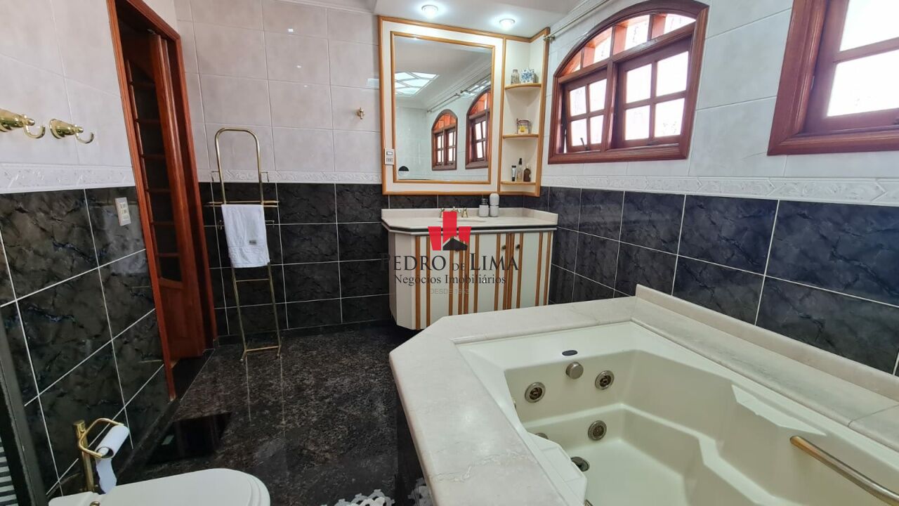 Sobrado 300 m², 3 dormitórios (1 suíte) 5 vagas de garagem
