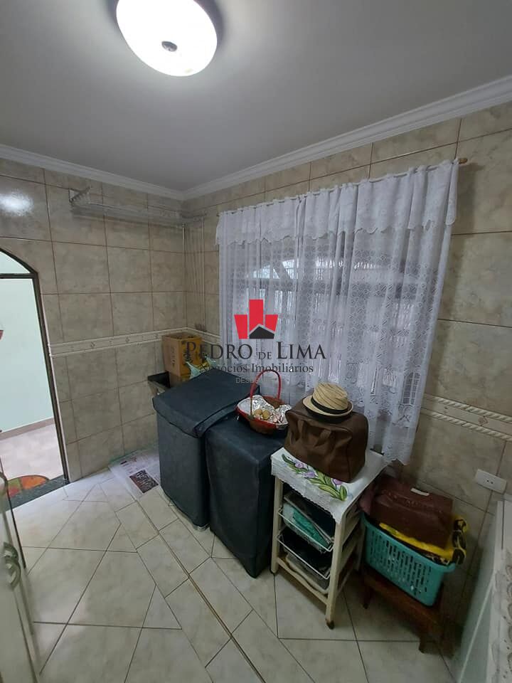 Sobrado na Vila Ema com 3 dormitórios (1 suíte) e quintal com churrasqueira!