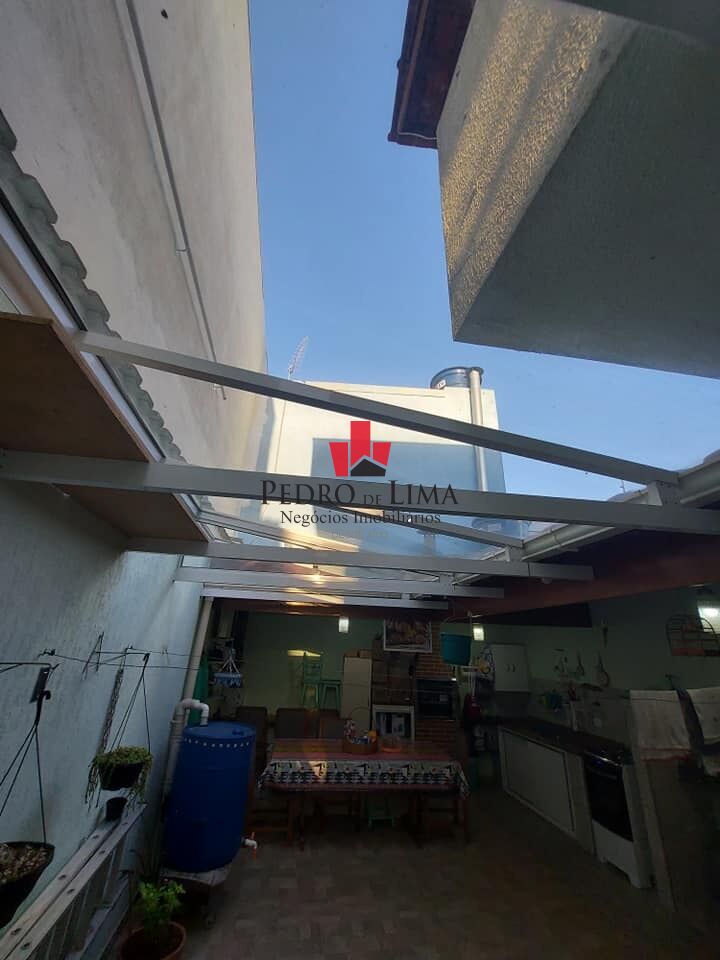 Sobrado na Vila Ema com 3 dormitórios (1 suíte) e quintal com churrasqueira!